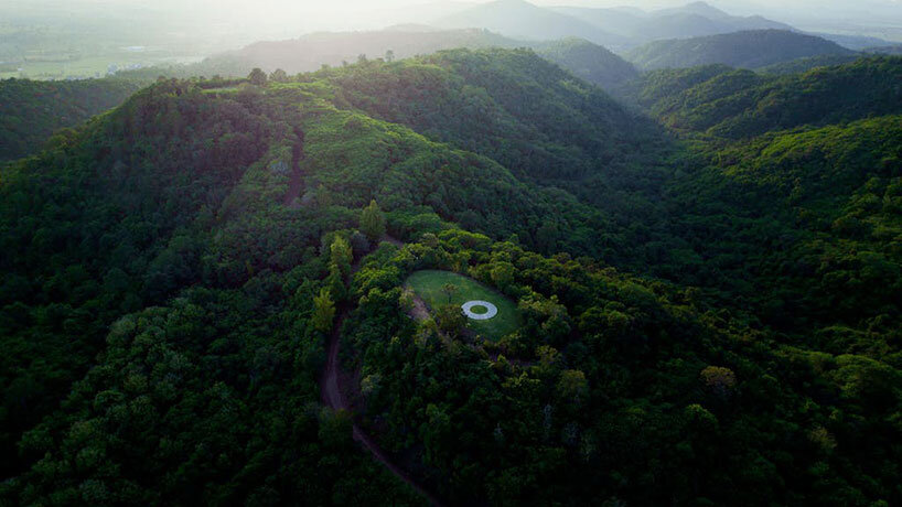 lucrări de louise bourgeois, elmgreen & dragset și altele apar în pădurea de artă khao yai din thailanda