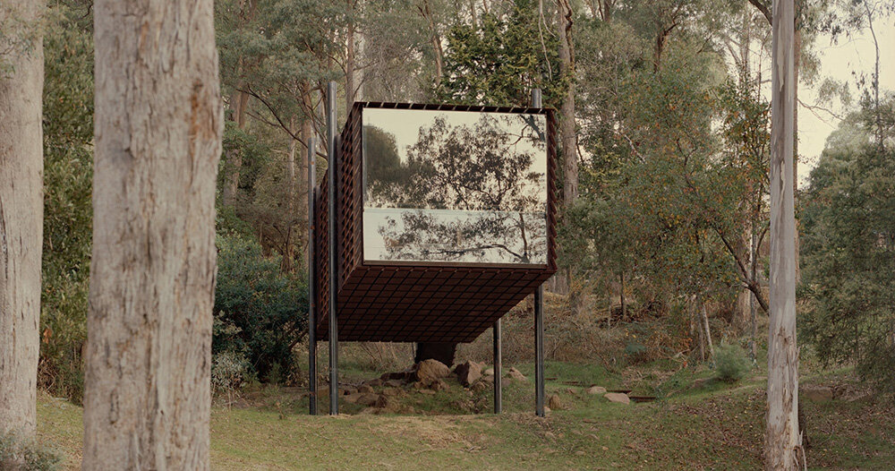 panourile din oțel cu fante filtrează lumina soarelui în casa de lemn a lui Robbie Walker din Australia