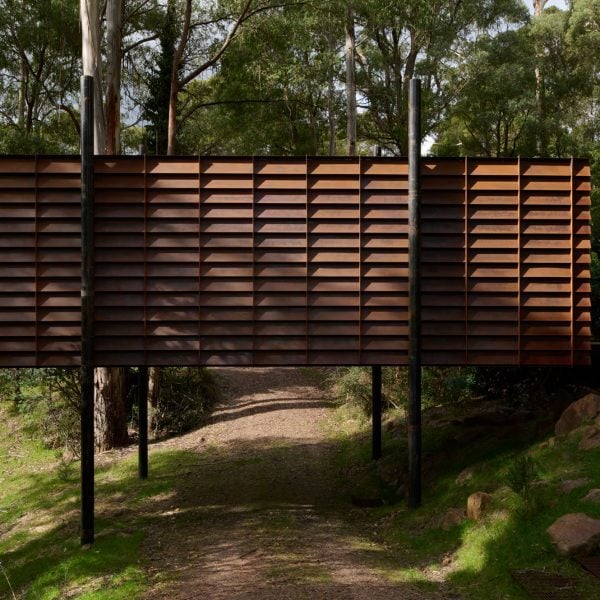 Robbie Walker acoperă Sawmill Treehouse din Australia cu oțel ferecat.