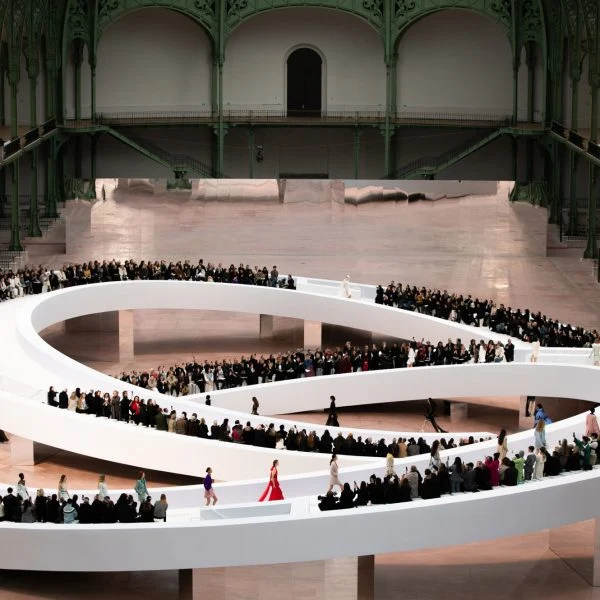 Chanel a construit un podium sculptural în noul Grand Palais restaurat