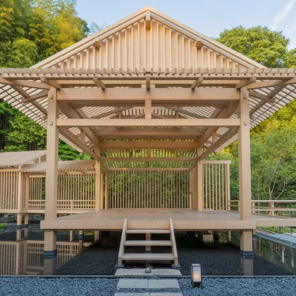 Kengo Kuma decorează hotelul din Kyoto cu o scenă din lemn.