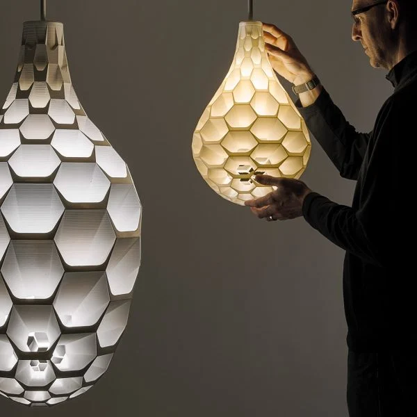 Mickus Projects prezintă candelabrul din bioplastic Hedron Pendant