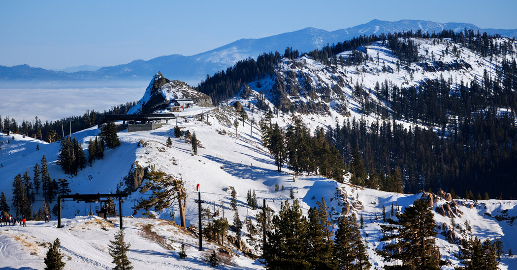 Schiul în Palisades Tahoe, locul de joacă mare și pufoasă din California