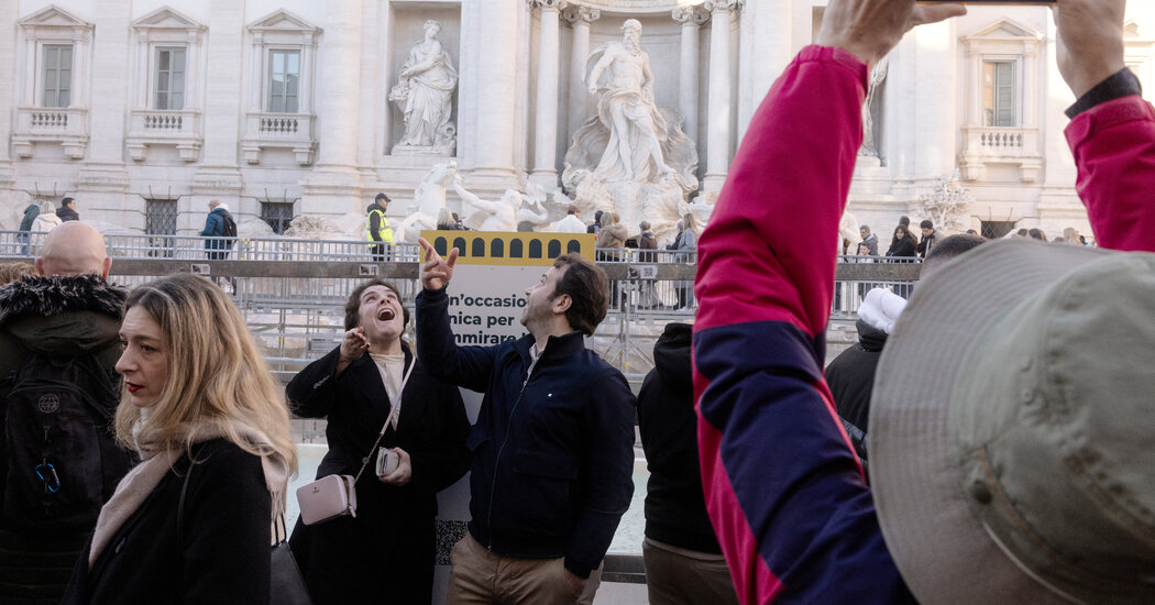 La Fântâna Trevi din Roma, monedele turiștilor merg spre o cauză bună.